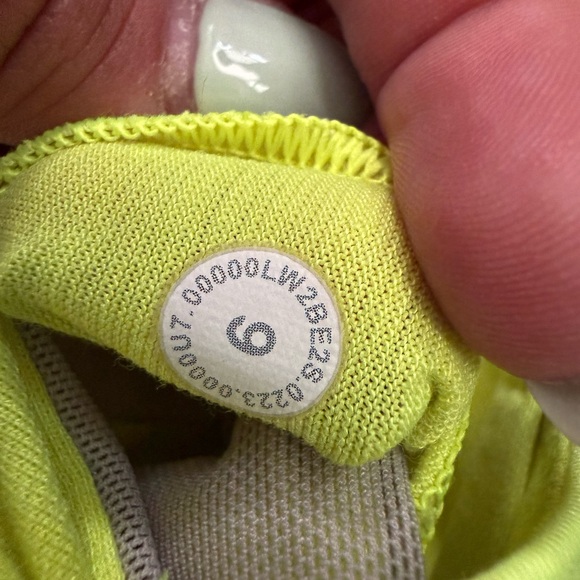 Lululemon energy longline bra in electric highlighter yellow size 6 - Picture 3 of 3